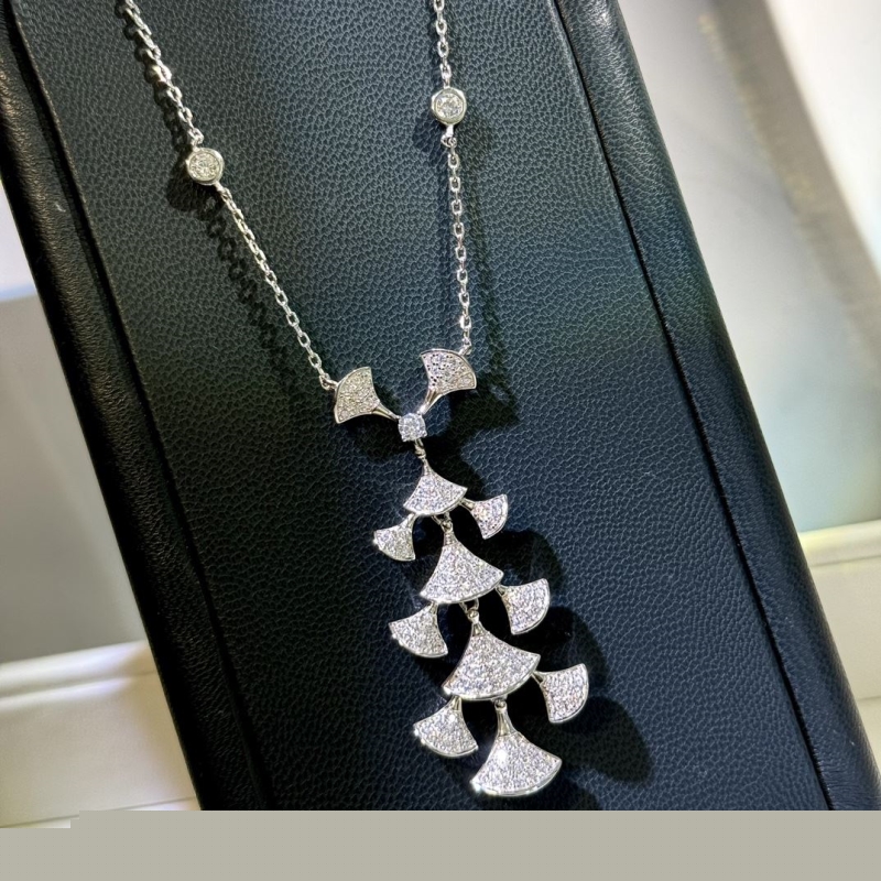 Bo*te*ga venenta necklaces